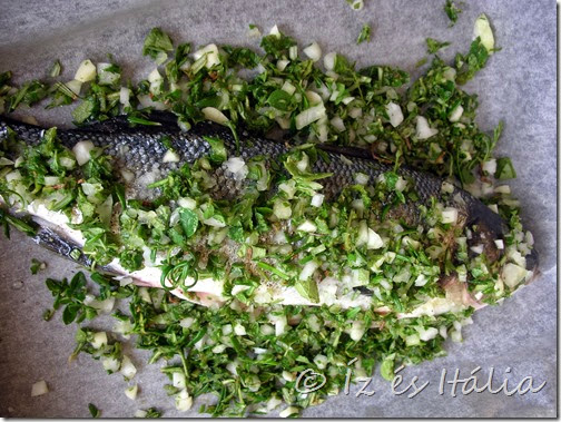 A fokhafgymával és zöldfűszerekkel ízesített halat sütőben ropogósra sütjük.