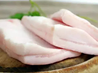 Sử dụng thịt mỡ lợn, cắt thành những lát nhỏ, đun trong 5-10 cho đến khi mỡ trong lợn chảy ra trở thành dung dịch trong.