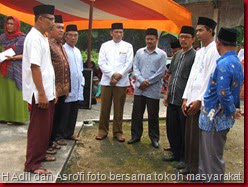 haji adil dan asrofi foto bersama tokoh masyarakat maini darul aman