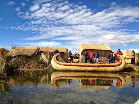 Barca de trestie Uros pe lacul Titicaca
