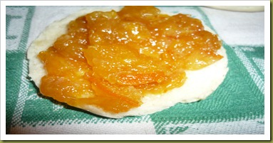 Tigella con marmellata d'arance (1)