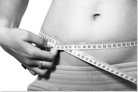 woman measuring belly
