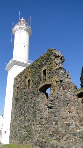 Farol e ruínas do Convento de San Francisco 