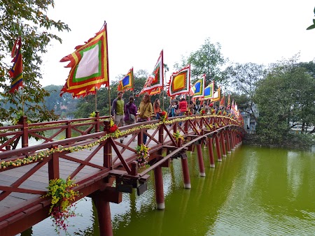 02. Templul de pe lac Hoan Kiem.JPG