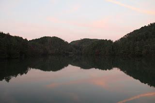 Vista del lago de la presa desde la cima