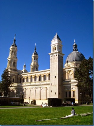 Saint_Ignatius_Church,_University_of_San_Francisco,_left_side_view