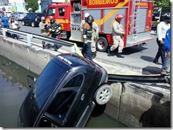 carro no canal