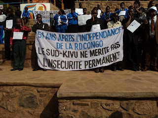 Une attitude de la société civile du Sud-Kivu, lors d'un sit-in à la place de l'Indépendance, dans la commune d'Ibanda, à Bukavu, jeudi 30 juin 2011, en signe de protestation des festivités de l'indépendance./Photo Radio Okapi-Bukavu