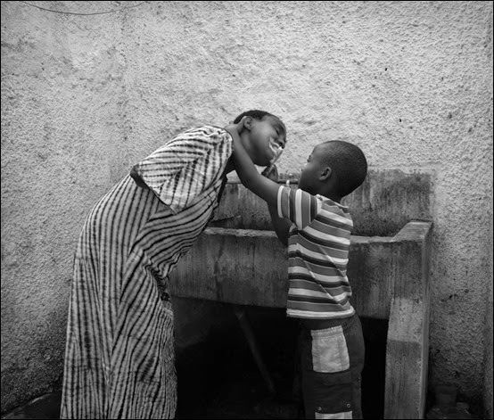 mulher sem braços ajudado pelo filho a lavar os dentes