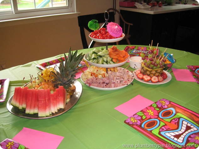 luau food table