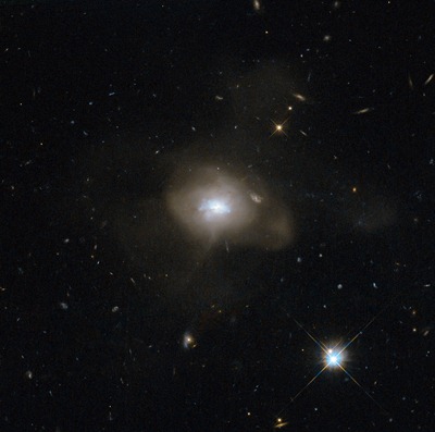 galáxia elíptica SDSS J162702.56 432833.9