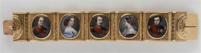 Brazalete de Matilde Bonaparte en el que se pueden ver varios de los rostros de los miembros de la familia Imperial. de izquierda a derecha