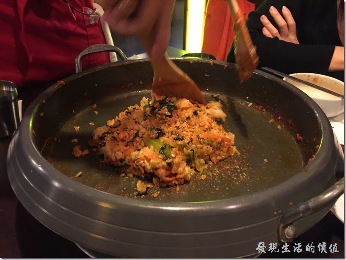 台北-紅通通韓國平價料理。辣雞吃完後，服務生會再過來把米飯及海苔倒入鍋子中，與先前放到一旁已經炒好的蔬菜再一起拌炒，作成最後的炒拌飯。