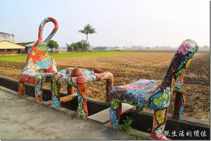 台南-土溝村(卡通造型椅子)。其實只要看到這些四隻腳貼著五顏六色的磁磚橫跨在水溝上的石椅，就可以找到「幾米」了，因為及米就在其對面。