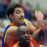 Ionut Dragusin se dueleaza cu Francisco Elso in meciul de calificare la Eurobasket Slovenia 2013, dintre Romania si Olanda disputat in Sala Transilvania din Sibiu, miercuri 15 august 2012.