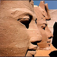 35.- Rostros de los colosos de Abu-Simbel