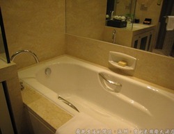 深圳寶利來國際大酒店，浴室內除了淋浴間之外，還有一個浴缸；另外還備有時尚感的體重計。