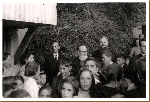 Padre Lopes e alunos da escola primaria de Castelo Branco