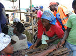 Des déplacés de Kiwanja achetant des vivres/Photo Jules Ngala