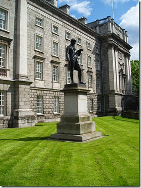 Dublin. Estatua en Puerta de entrada del Trinity College - P5091078