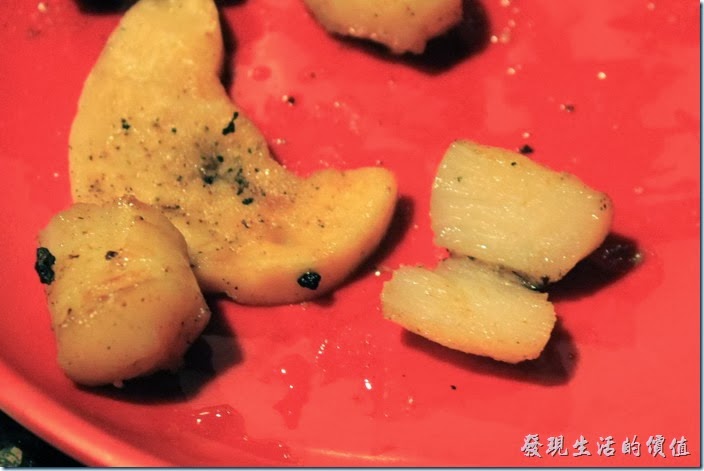 台南-逐鹿焊火燒肉。建議可以跟服務生要一個乾淨的盤子來放烤好的食物，這張照片也是會了確認干貝到底烤熟了沒，干貝的中間已經呈現白色就表示烤熟了。