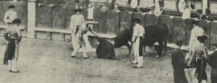 1913-10-19 Bombita descabellando a Cigarrón
