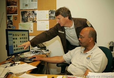 Employees_discuss_in_office