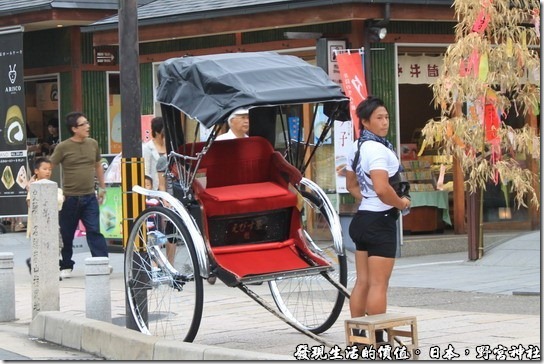 日本-野宮神社，這個拉三輪車的型男，結實的肌肉與翹屁股，難怪坐三輪車的清一色幾乎都是女性或小孩。