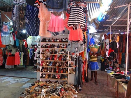 22. Piata de haine in Praia.JPG