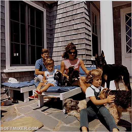 [kennedy_family_with_dogs_during_a_weekend_at_hyannisport_1963%255B10%255D.gif]