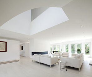 Casa en Nantucket / Arquitectos Ambuske sala-moderna-muebles-blancos
