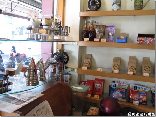 台南Halhali哈拉里咖啡專櫃中正店-哈拉里店內販賣的物品，大部分都是喝咖啡的工具及材料。