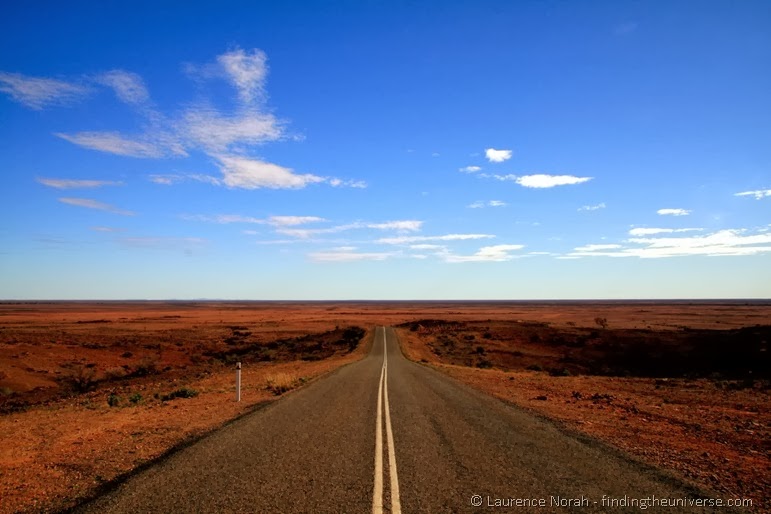Klassische Aussicht während eines Road Trips im Outback  - Australien