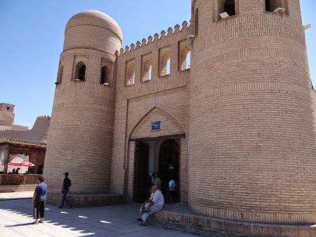 09. Poarta de intrare in Khiva.JPG