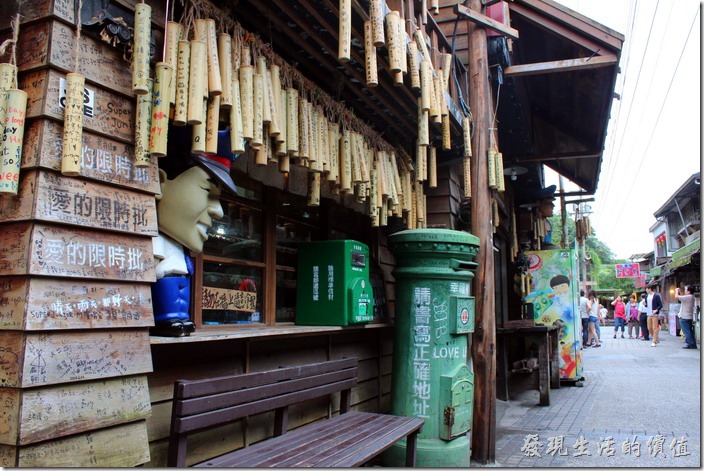 菁桐鐵道文物館外一樣掛滿了許願竹筒，還有舊式郵筒，可以在這裡買張有紀念價值的明信片寄回家。