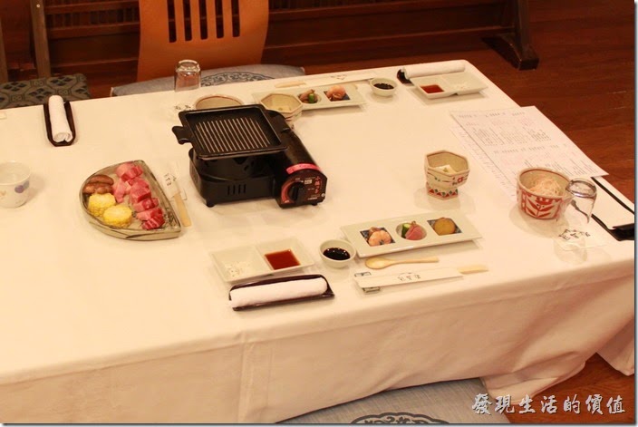 日本北九州-由布院-彩岳館。我們按照預定好的時間來到了餐廳，這時鐵板燒的擺板已經就定位了，這是兩人份的的份量。