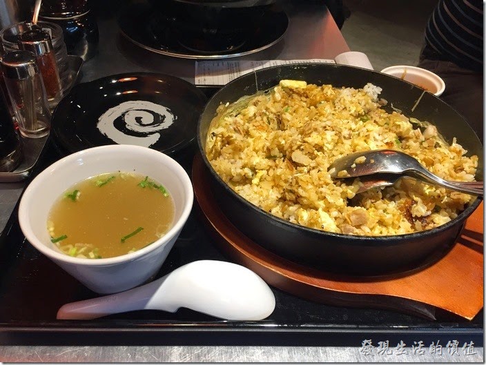 台南-花月嵐拉麵。咖哩奶油鐵板炒飯，NT160。除了炒飯之外還附了一碗味噌湯。