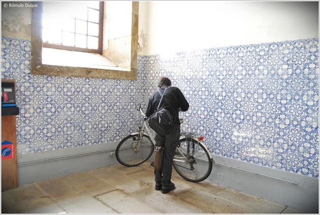 Estacionamento improvisado para bicicletas no interior da Câmara Municipal de Braga 
