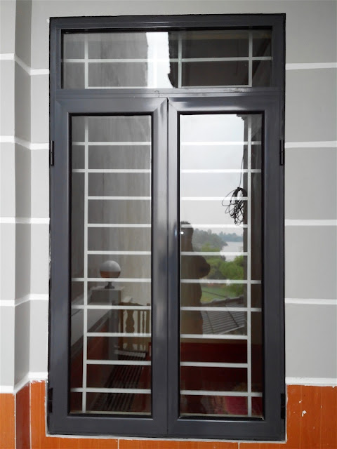 Cửa sổ mở quay 2 cánh nhôm Việt Pháp hệ 4400 màu ghi Cửa sổ mở quay 2 cánh nhôm Việt Pháp hệ 4400 màu ghi