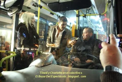 Tinelli y Charlotte en el colectivo 1.jpg