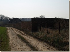 Lijsem (Lincent): Een geheimzinnige muur even buiten het dorp. Er achter gewoon een weide voor paarden