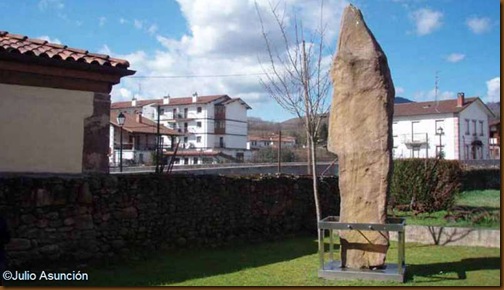 Menhir de Soalar en el patio del museo de Elizondo