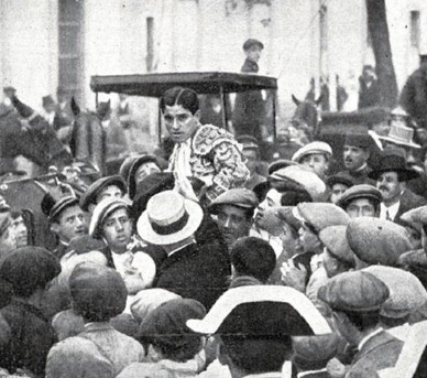 1915-04-24 (p) Nuevo Mundo Feria de Sevilla Belmonte hombros