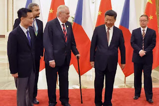 Tổng thống Cộng hòa Czech Milos Zeman (chống gậy) đứng giữa Chủ tịch Trung Quốc Tập Cận Bình (thứ hai, từ phải sang) và Diệp Giản Minh năm 2015.