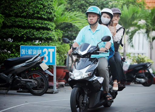 Các tình nguyện viên đưa các em đến trường thi