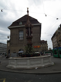 347 - Fuente junto a Marktplatz.JPG