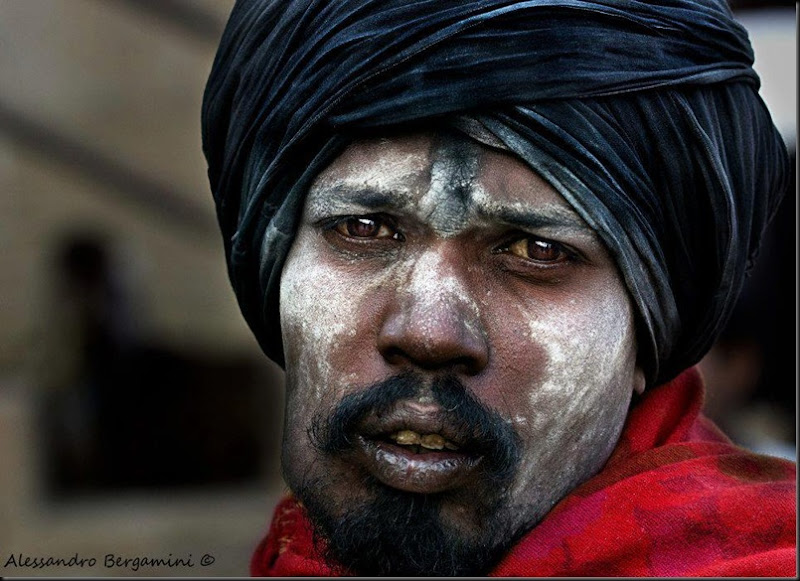 I sâdhu shivaïti cospargono il loro corpo con la cenere, simbolo di morte e di rinascita. Varanasi 2012
