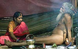 Donna Hindu massaggia vecchio santone nudo indiano sadhu