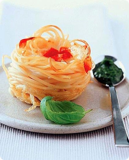 Nidi di spaghetti con pomodoro e mozzarella