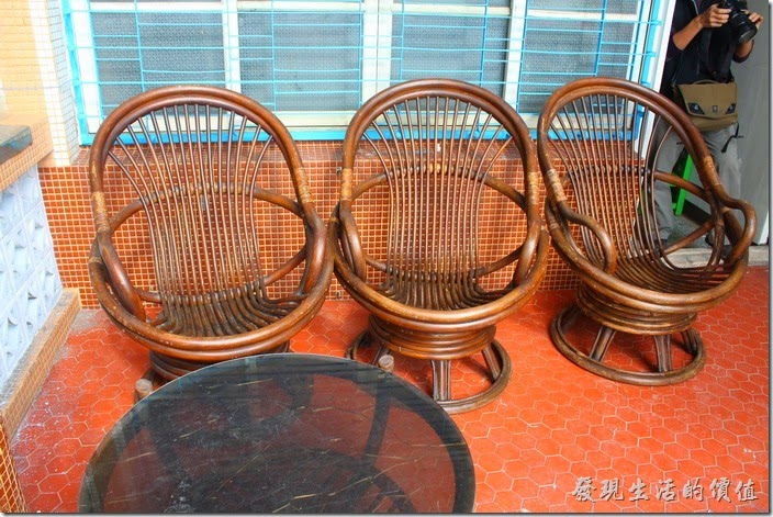 台南安平-運河路7號-創意市集 民宿。二樓外的陽台還擺了幾張老舊的藤椅，可以坐在這裡泡茶看夜景。